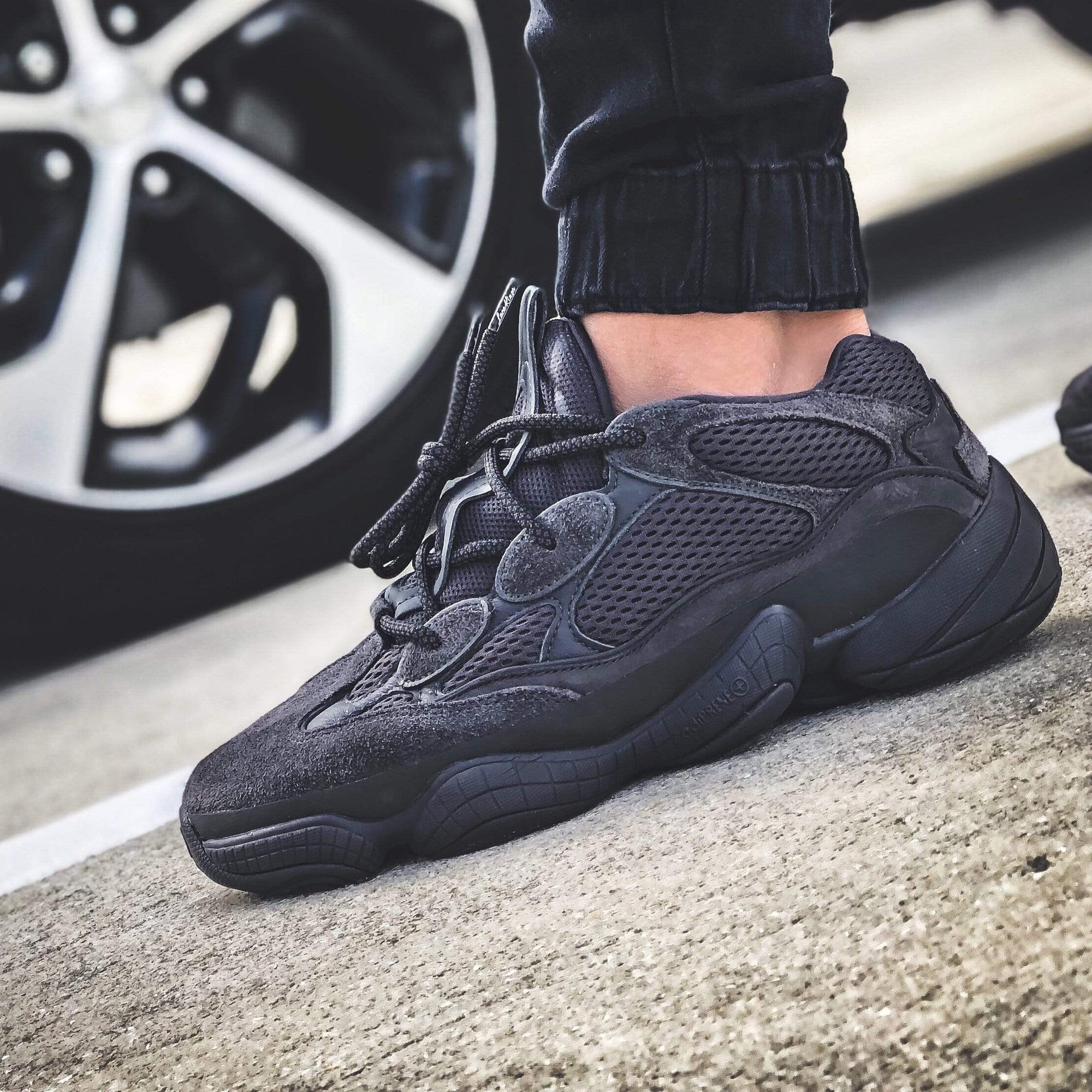 https://www.lacekings.com/cdn/shop/products/Lace-Kings-Dark-Grey-Black-Round-Laces-Lifestyle-2-Yeezy-Waverunner-Swap_2000x.jpg?v=1619655950